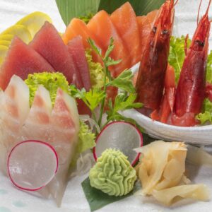 Sashimi misto con salmone, tonno e gambero rosso.
