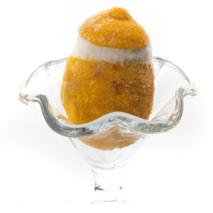 limone ripieno di gelato al limone in coppa di vetro