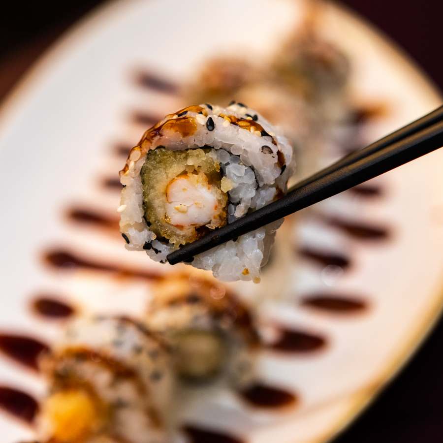 roll di sushi uramaki