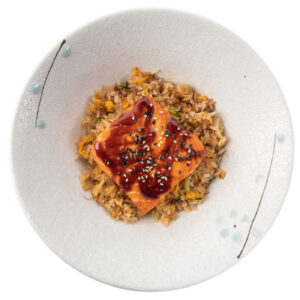 piatto di riso con salmone in salsa teriyaki e verdure.